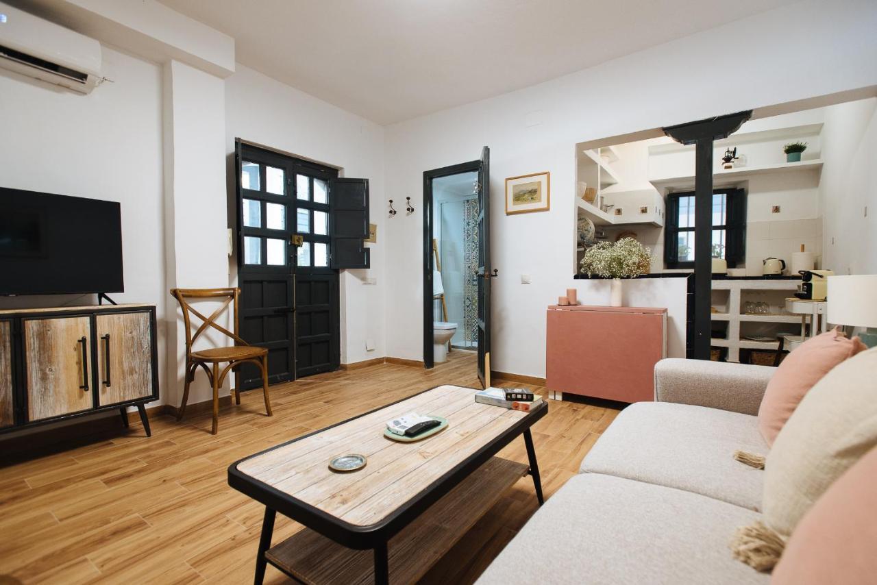 Apartamento Aitana'S Retreat With Charming Garden Sevilla Exterior foto