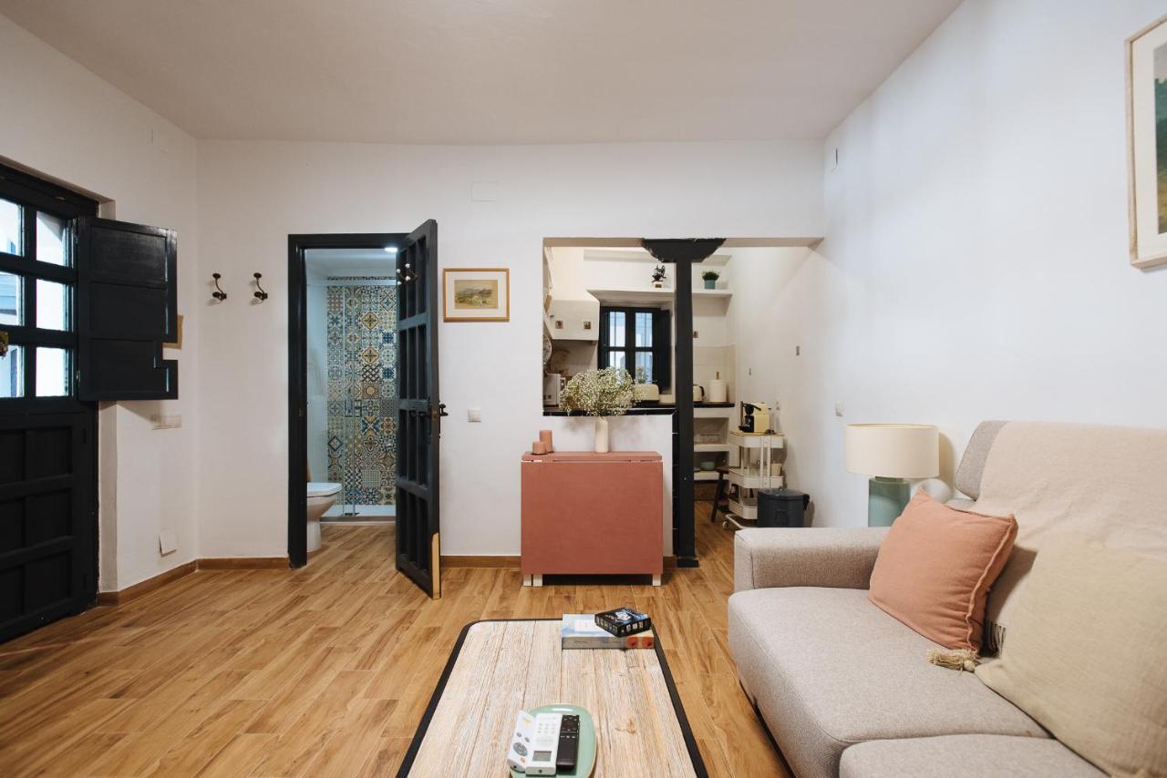 Apartamento Aitana'S Retreat With Charming Garden Sevilla Exterior foto